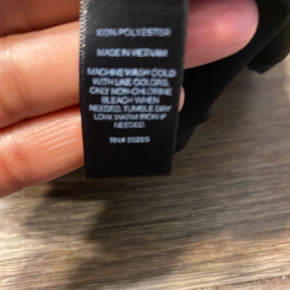 Women's Express Simple V-Neck Tank Solid Color Black Cut Out Back Size Small. - Picture 6 of 7